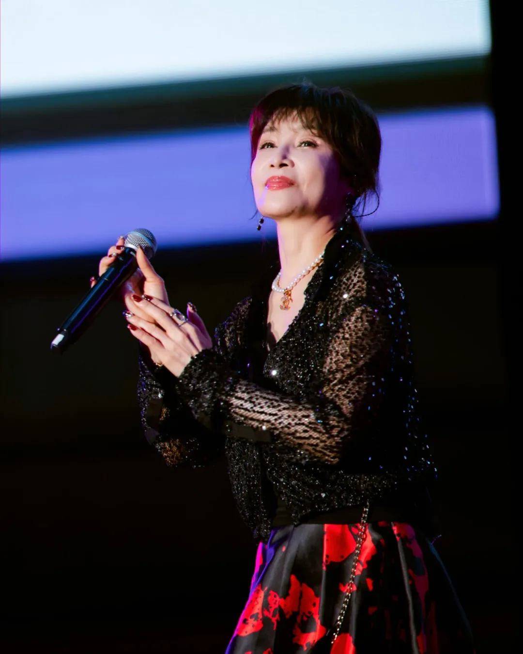 蔡秋鳳在《2026屏東三大日音樂節》演唱經典歌曲〈金包銀〉。（圖／屏東縣政府提供）