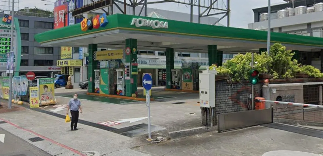 台塑石化今天公布加盟加油站參考零售價,汽油和柴油價格維持與上週相同不變。(圖/翻攝自Google街景圖)