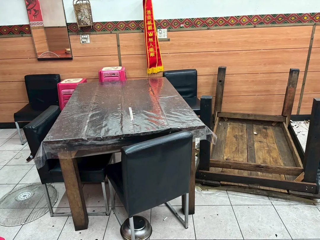 宜蘭縣1名盧姓男子在碧候溫泉園區休園期間擅闖泡湯，不滿公所承辦人勸誡竟揪眾打人。（圖／翻攝畫面）