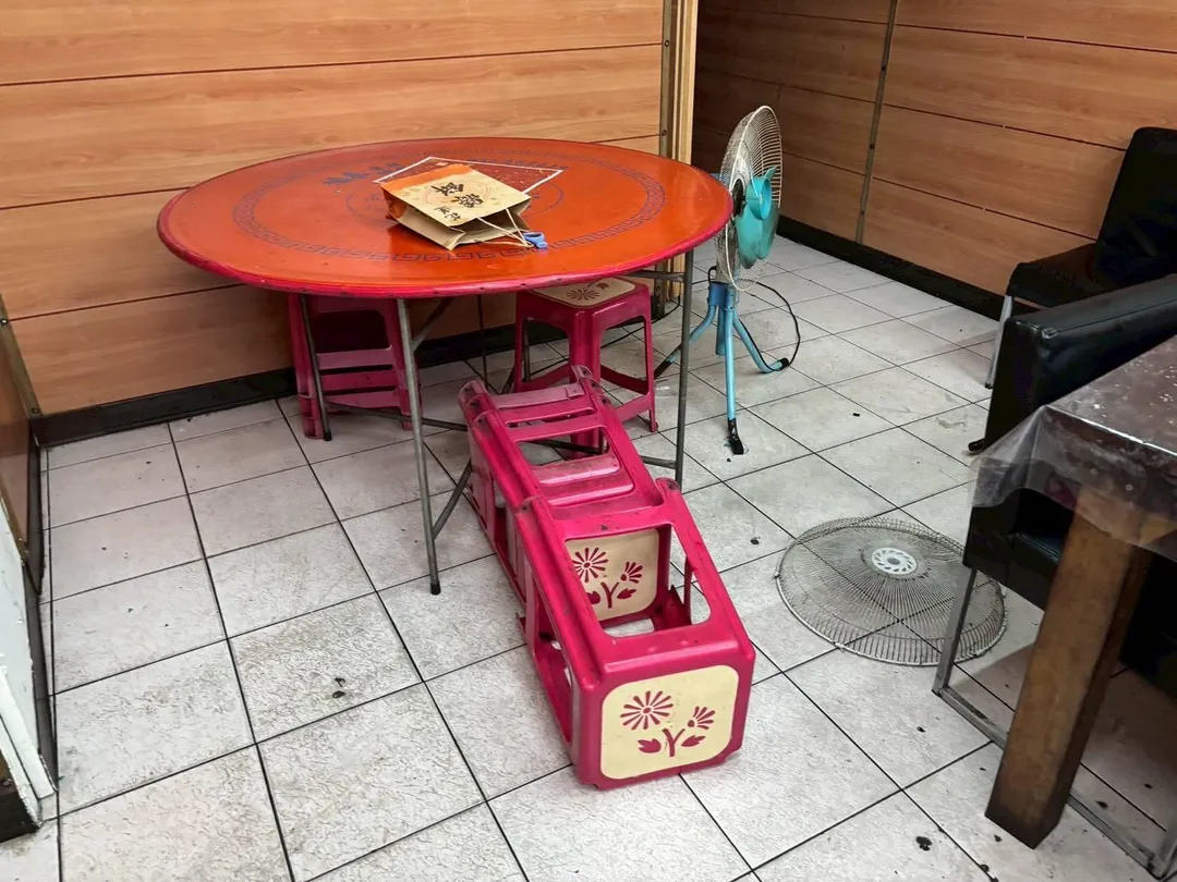 盧男特別帶人跑到謝男所在的小吃店打謝男，波及無辜民眾與店家。（圖／翻攝畫面）