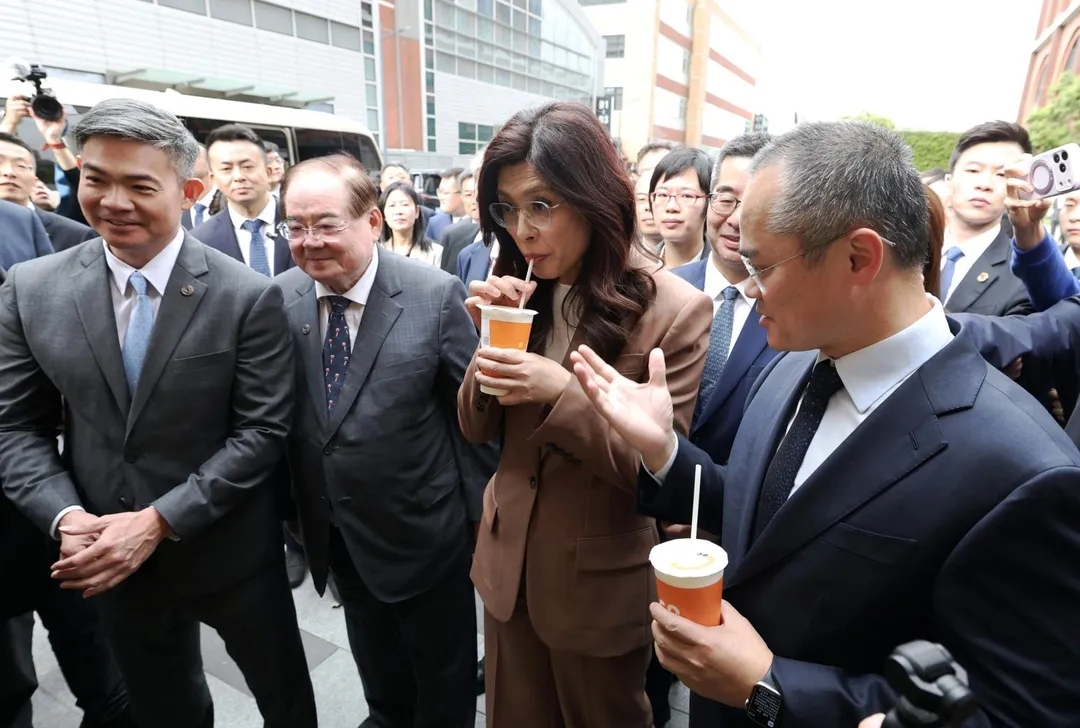 國民黨主席鄭麗文體驗無人機送餐服務親點奶茶。（資料照／新華社）