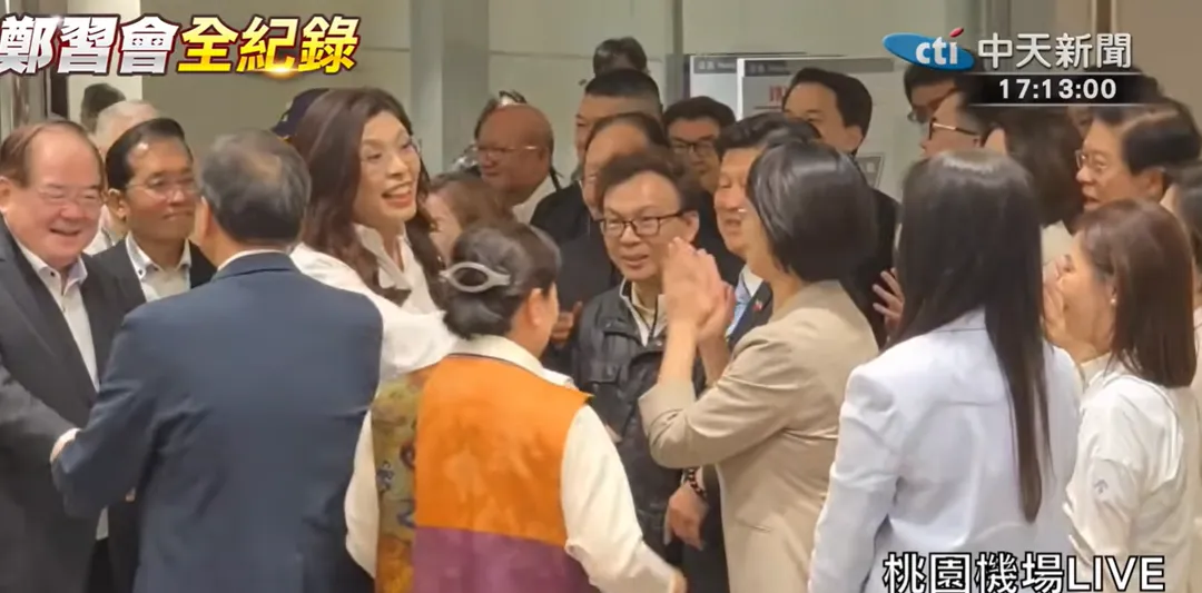 國民黨立委們在桃園機場熱烈歡迎鄭麗文。(圖/中天新聞)
