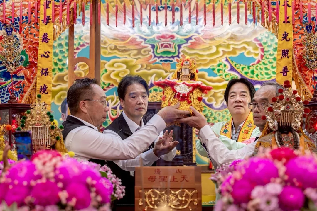 賴清德12日下午先到山邊媽祖宮參拜、送駕。（圖／翻攝賴清德臉書）