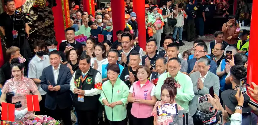 盧秀燕12日晚間到拱天宮參拜。（圖／翻攝白沙屯媽祖網路電視台）