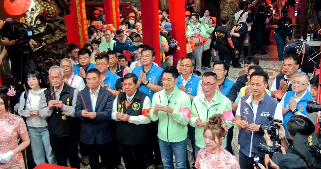 蔣萬安、李四川至拱天宮參拜。（圖／翻攝白沙屯媽祖網路電視台）