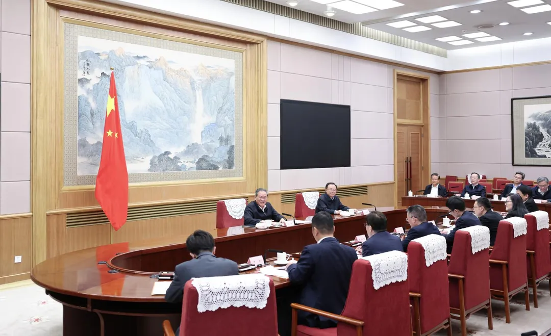 4月10日，李強在北京主持召開經濟形勢專家和企業家座談會。（圖／新華社）