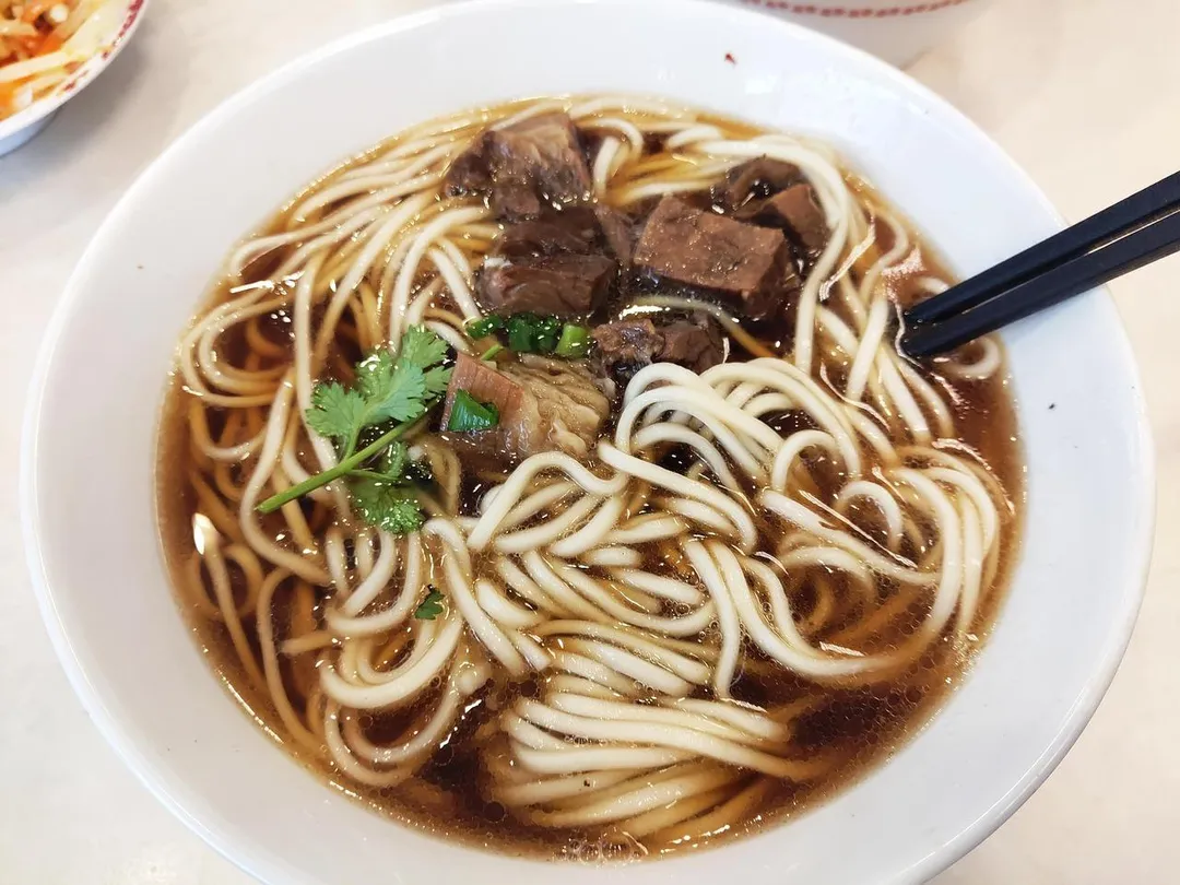 牛肉麵的問題在於長時間熬煮的紅燒湯頭，內含醬油、鹽、豆瓣醬與多種調味料，一碗牛肉麵的鈉含量常高達2000毫克以上，幾乎等同每日建議攝取上限。（示意圖／Pixabay）