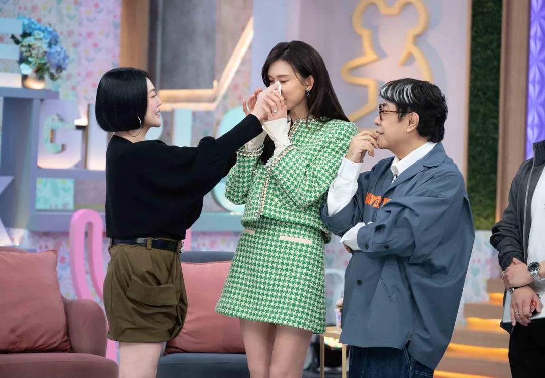 林志玲（中）登《不熙娣》落淚告白小S：「想哭想笑我們都在，惹全場鼻酸。」（圖／東森綜合台 提供）