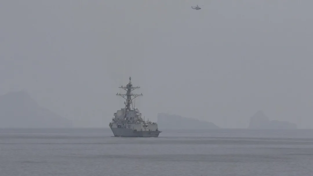 美國海軍勃克級驅逐艦4月11日航行進入荷莫茲海峽。(圖/美軍中央司令部)