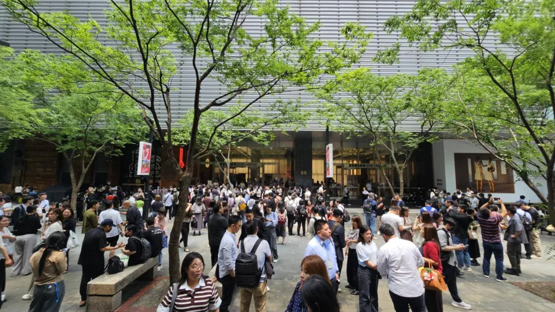 火災現場數十位民眾逃出。（圖／翻攝畫面）