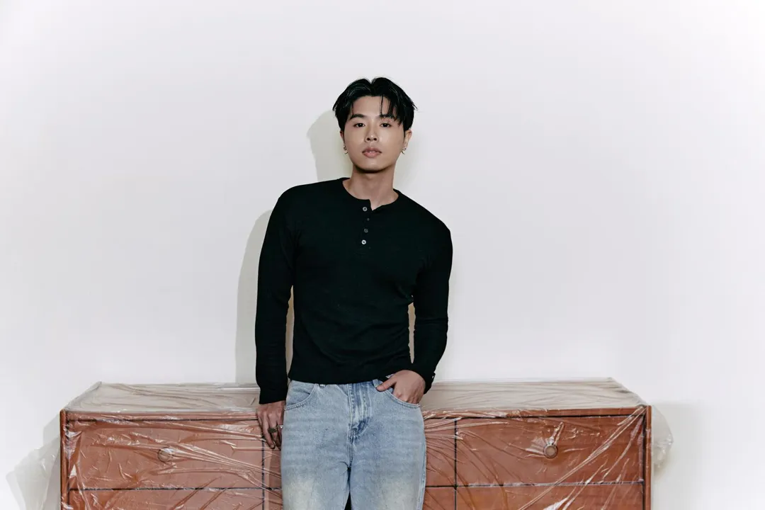 創作歌手HowZ近期推出第二張個人創作專輯《The Bloomin Prince / 花花公子》。（圖／皓室創意Light House 提供）