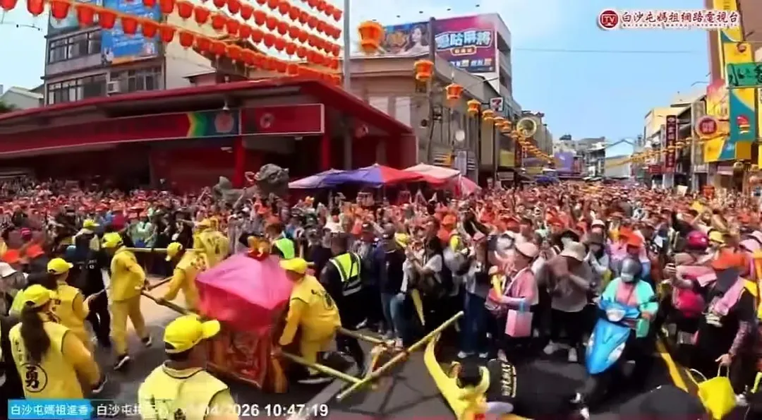 「粉紅超跑」抵達大甲鎮瀾宮時,疑似太過亢奮,過彎時角度太大,導致轎班人員被甩飛。(圖/翻攝自白沙屯媽祖網路電視台)