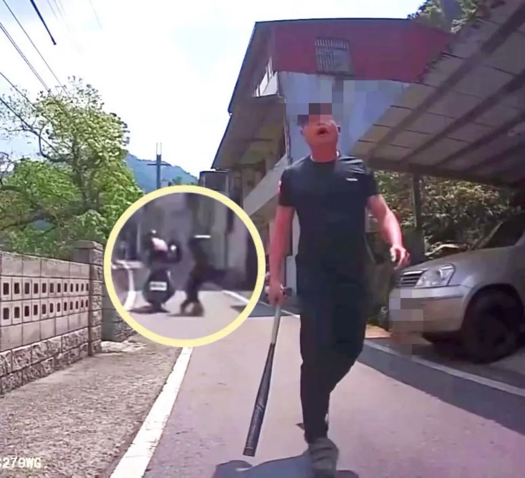 陳男揮球棒跟嗆聲畫面。（圖／警方提供）