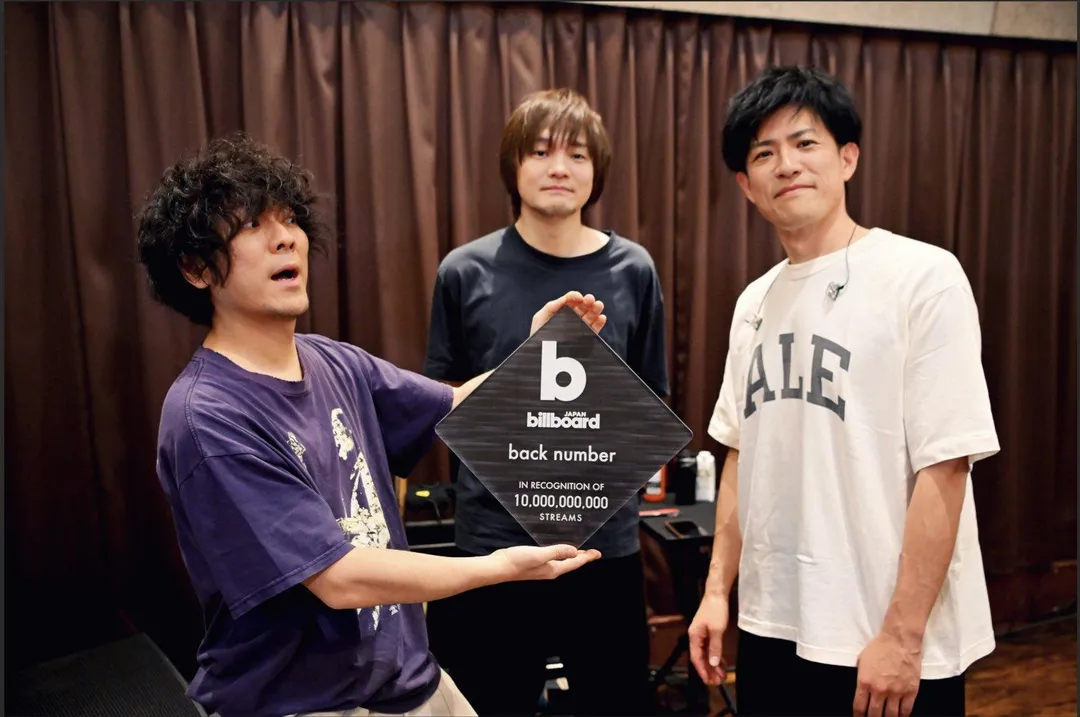 back number日前收到Billboard_JAPAN頒發的串流總播放量突破100億次獎牌。(畫面來源/back number staff X)