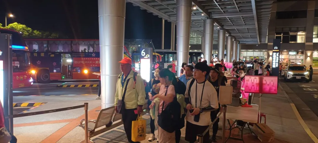 深夜接駁車人潮有序排隊乘車。(圖/交通部提供)