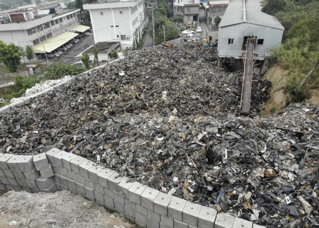 不肖集團假承租真堆垃圾，苗栗縣造橋鄉、苗栗市水源路一帶的6500坪土地與廠房全變垃圾墳場。（圖／翻攝畫面）