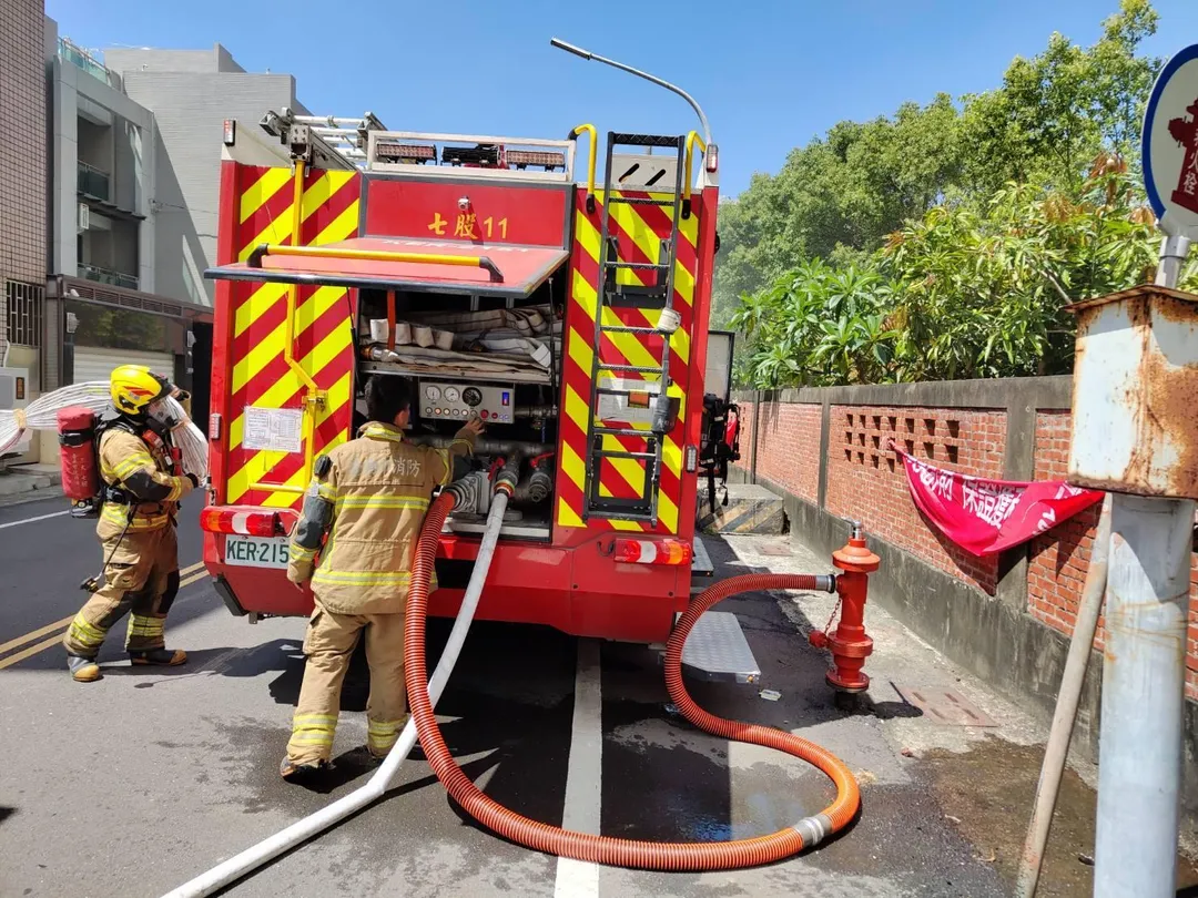 台南佳里眷村平房火警延燒四戶。（圖／警消提供）