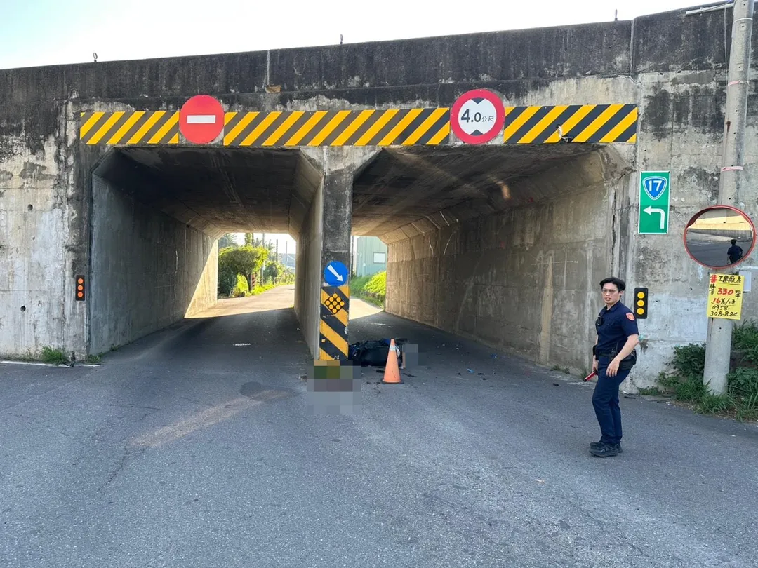 高雄市彌陀區13日下午3時許，一名32歲的盧姓男子疑似在騎乘機車時自撞涵洞，當場失去呼吸心跳，送醫搶救後仍宣告不治。（圖／翻攝畫面）