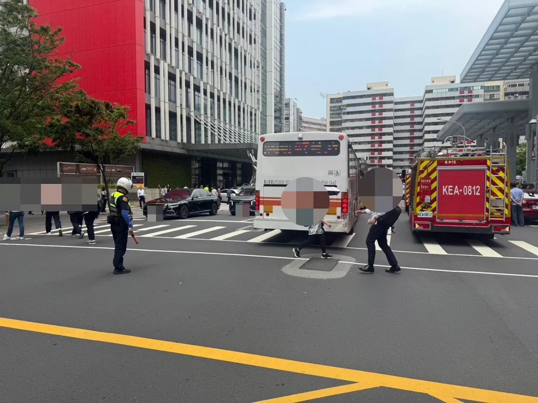 台北市的饗饗微風信義店於13日中午,餐廳內鐵板餐區發生火警,造成顧客用餐計劃受到影響。(圖/翻攝畫面)