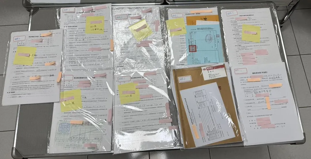警方查扣相關文件。(圖/刑事局提供)