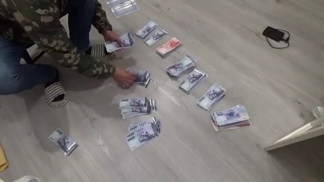 警方清點現場贓款。(圖/刑事局提供)