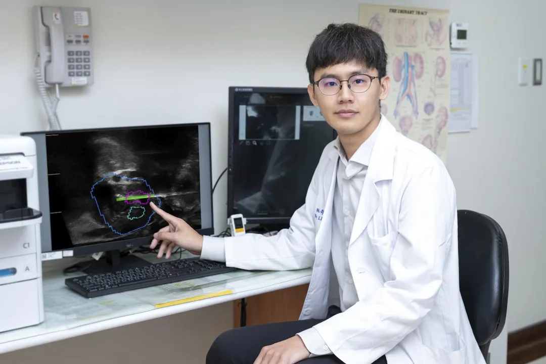 林奇柏醫師說明，「影像導引融合切片」從會陰處進行取樣，感染低、安全性高，恢復快、影響小，適合高齡及慢性病患者。（圖／彰化基督教醫院）