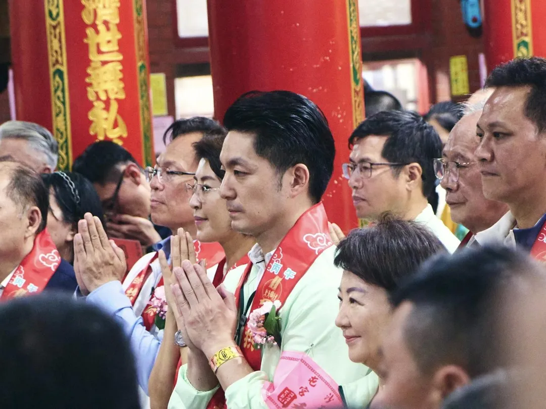 台北市長蔣萬安恭送白沙屯媽祖起駕。（圖／蔣萬安臉書）