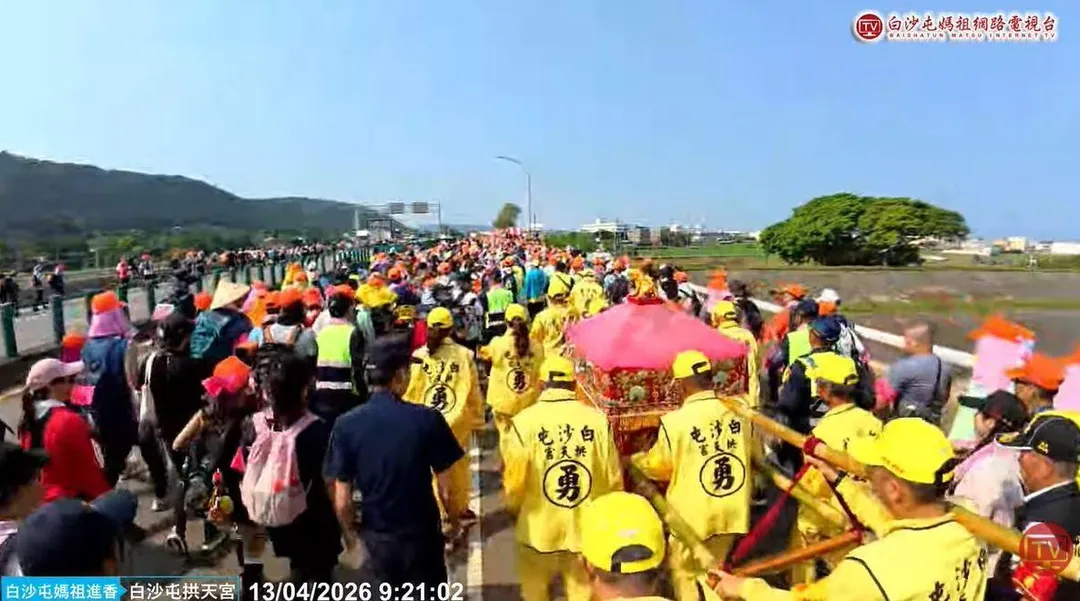 醫師提醒，參與進香的信眾必須記得多喝水，感到疲累時應立即休息，千萬不要勉強自己繼續行走。（圖／翻攝自白沙屯媽祖網路電視台）