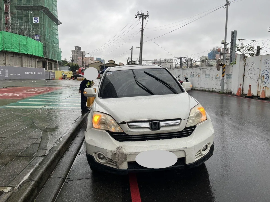新竹市監理站稽查人員於新竹轉運站,查獲1輛自小客車違規載送外籍乘客。(圖/新竹市監理站提供)