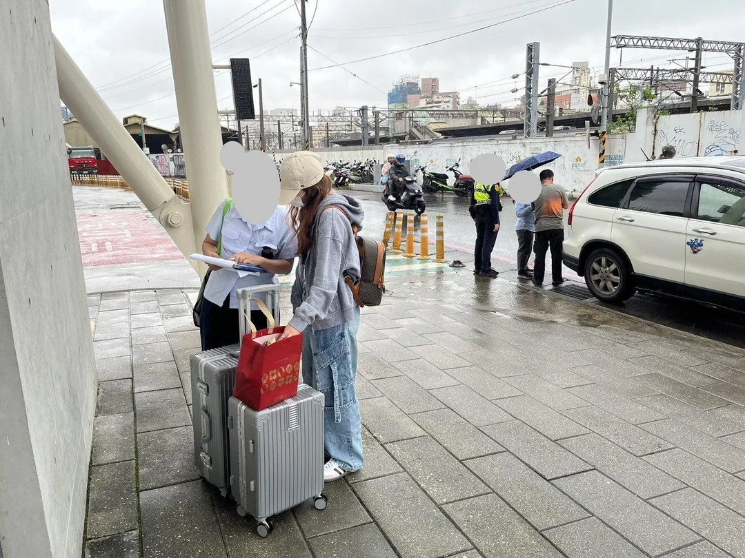 監理站特別加強對外籍朋友進行法規宣導「不叫、不搭、不推薦」不明來源的LINE私家叫車服務。(圖/新竹市監理站提供)