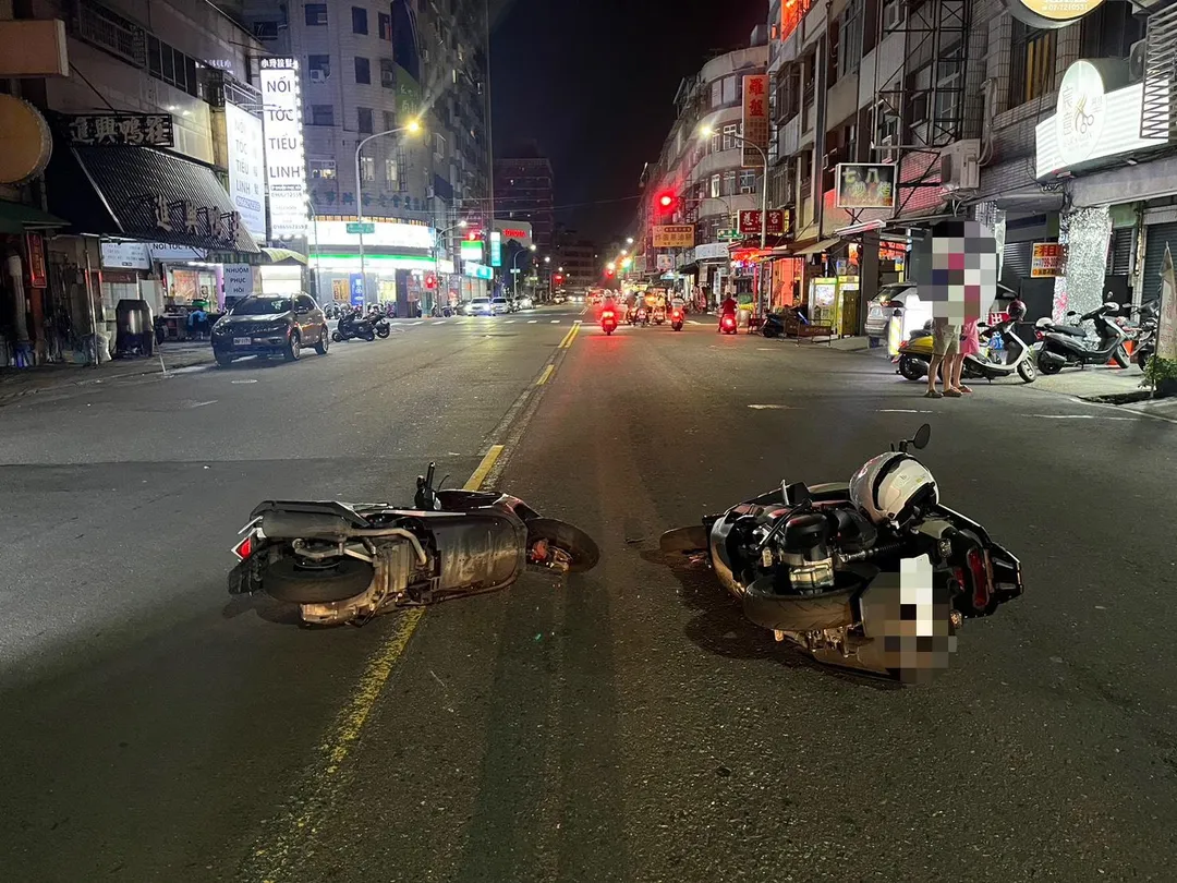 高雄馬路突竄出蛇，造成2名騎士追撞倒地。（圖／警方提供）
