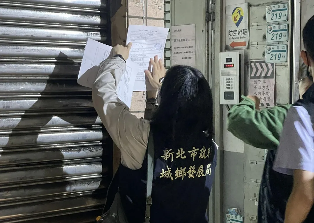 市府稽查人員張貼斷水斷電通知。（圖／新北市政府）