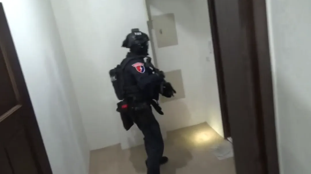 台南市刑事警察大隊長期佈線蒐證，獲知有公司因興建工程遭地方不良組合份子假藉在地居民名義，兵分十路拘獲鐘姓主嫌與成員共計12人到案。（圖／警方提供）