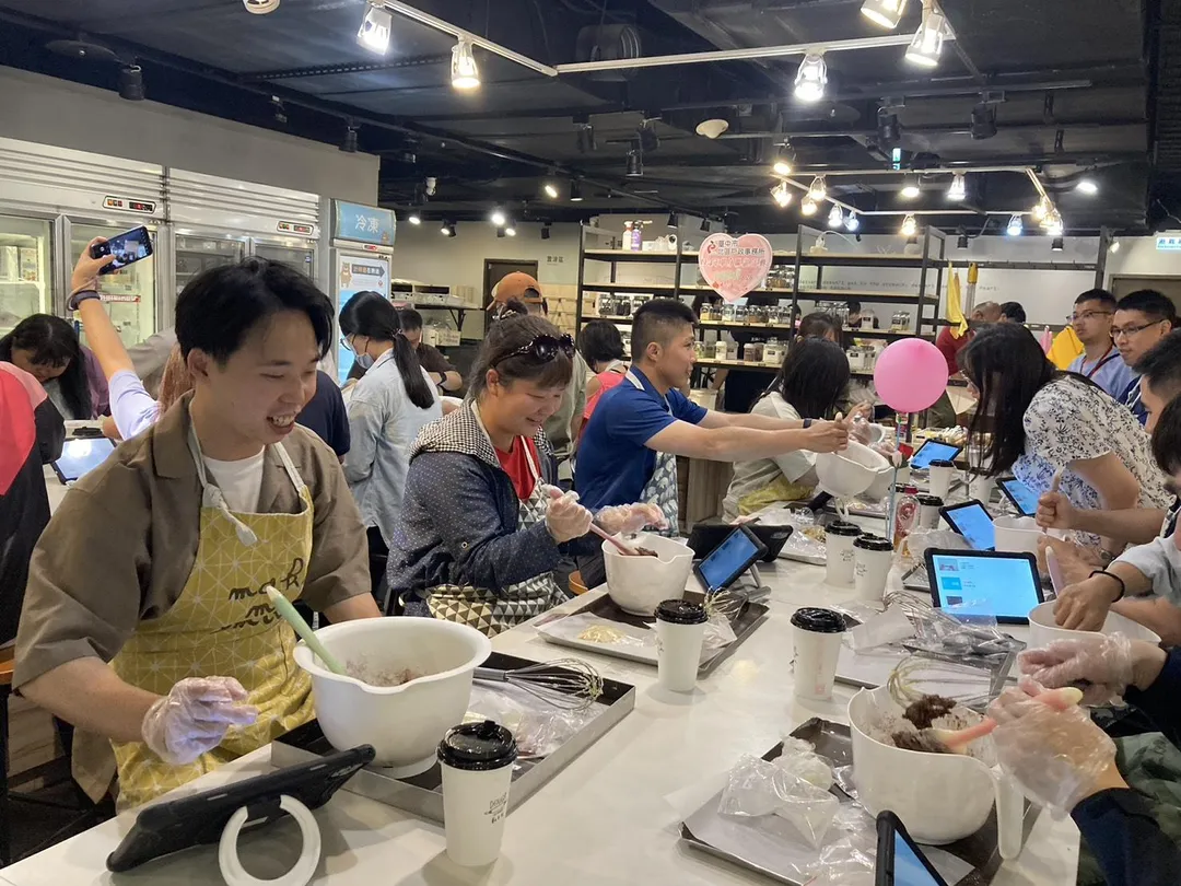 聯誼活動規劃手作體驗,讓參加者在自然互動中拉近距離。(圖/台中市政府)