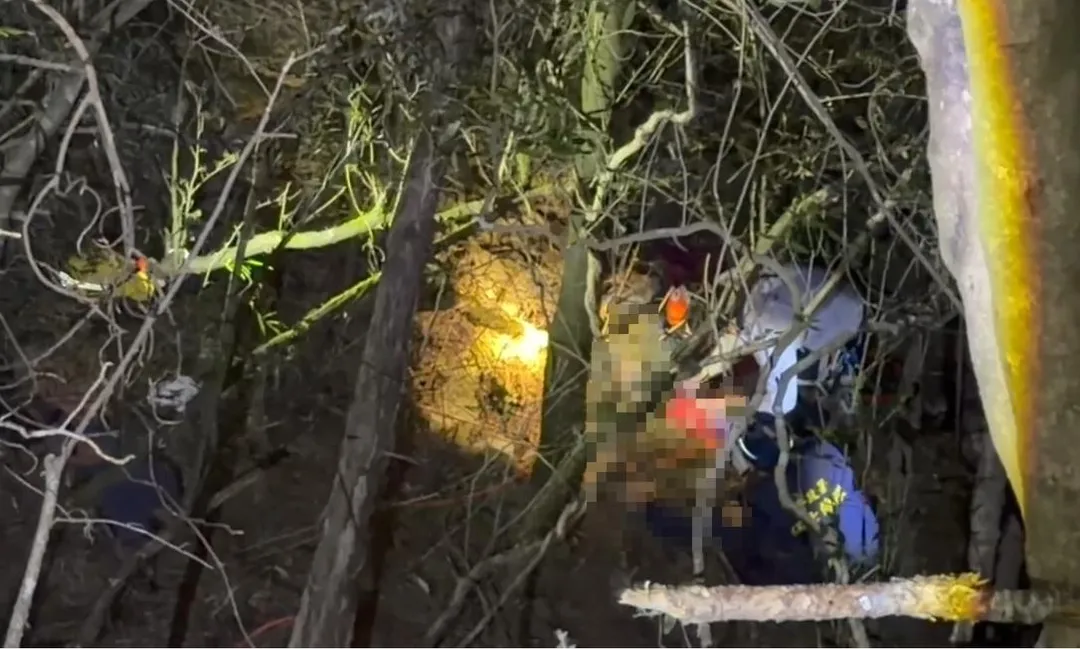 嘉義縣一名29歲謝姓男子於玉山登山步道遭遇意外，在深夜返程時因體力不支失足墜落邊坡。（圖／嘉義縣消防局提供）