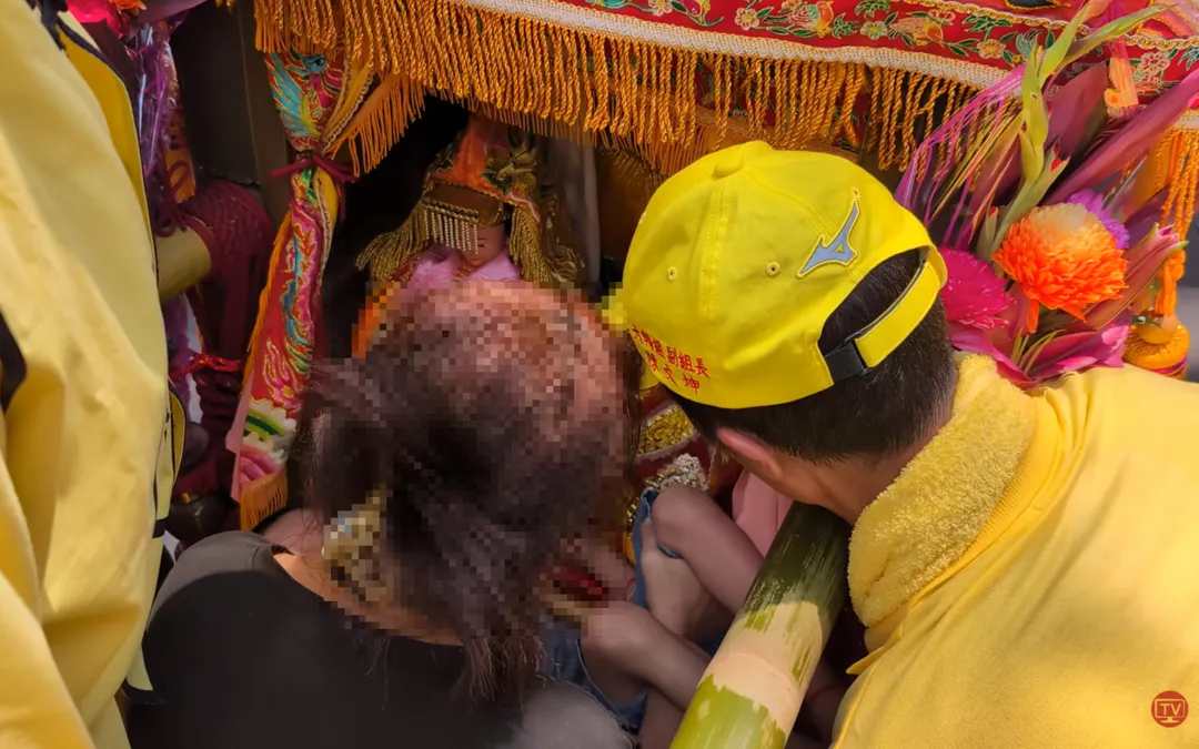 白沙屯媽祖鑾轎降低與該對母子同高，像是在傾聽安慰母子。（圖／翻攝自YouTube@baishatun_tv）