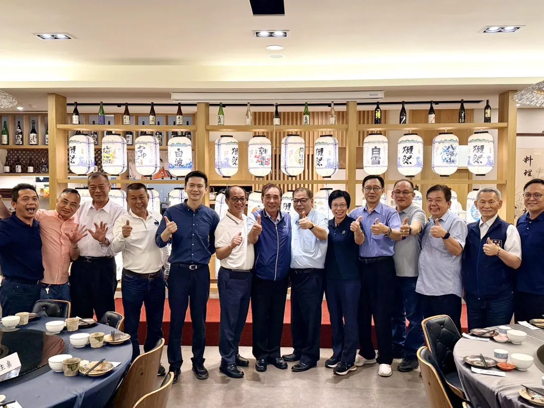 新竹縣兩名副縣長陳見賢（右七）、徐元棟（右八）13日晚間與除了北埔鄉的12鄉鎮市長餐敘討論縣政。（翻攝自陳見賢臉書）