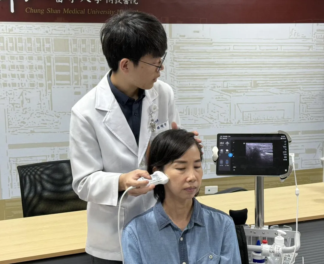 楊晴宇物理治療師於記者會上模擬震波治療畫面。(圖/中山附醫)
