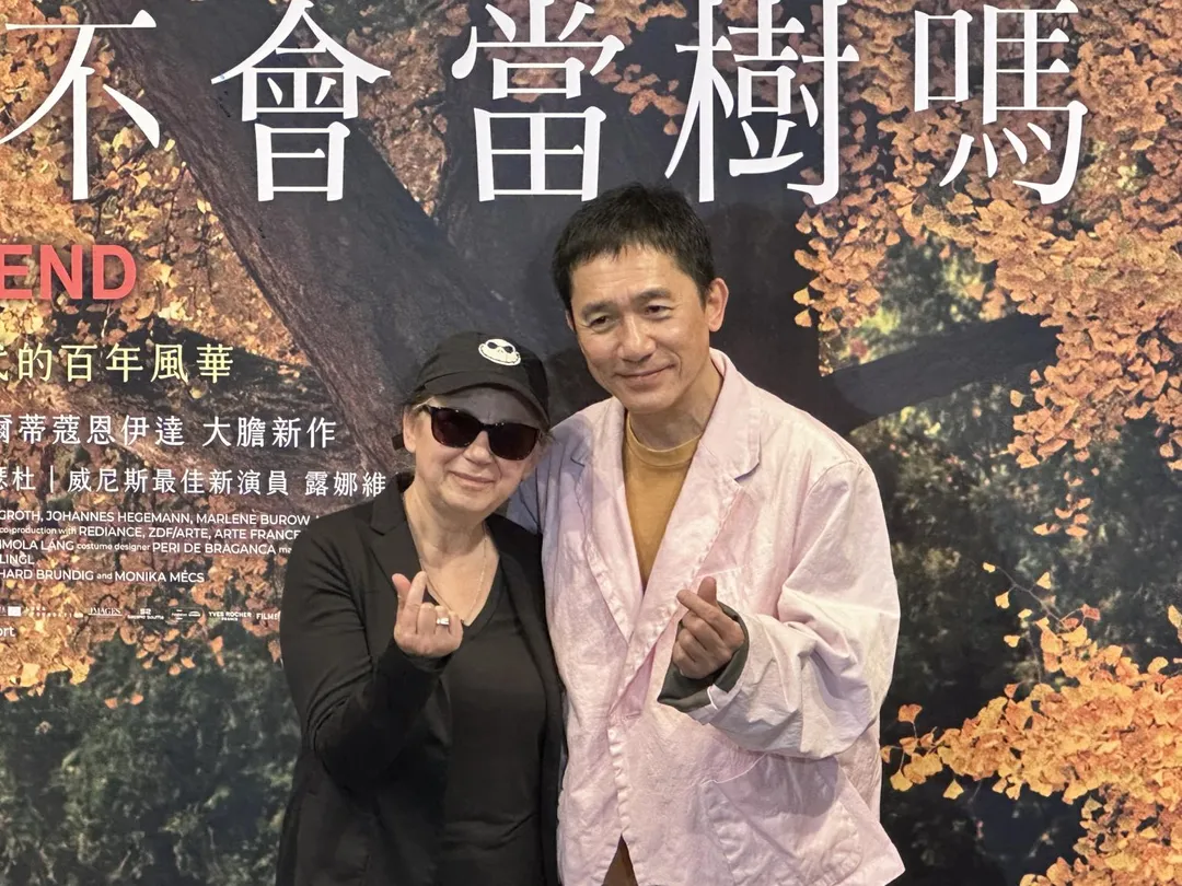 梁朝偉14日和匈牙利名導伊爾蒂蔻恩伊達宣傳新片《你是不會當樹嗎》。（圖／記者 伍映澄 攝）