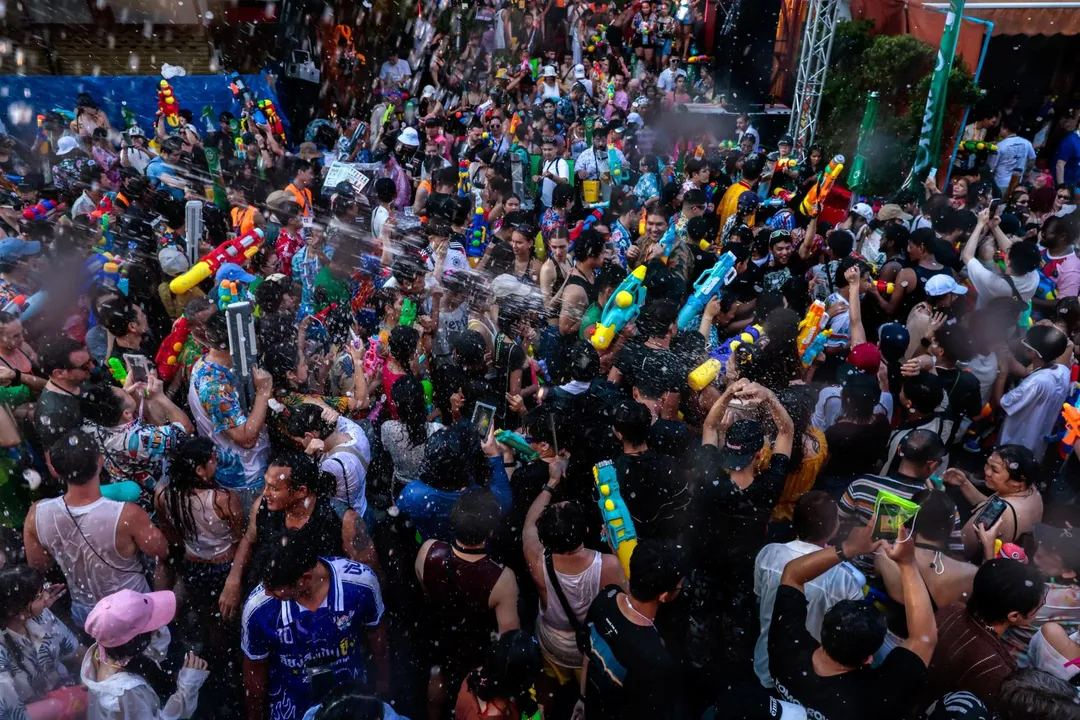 4月13日，曼谷知名景點考山路（Khao San Road），人們在慶祝潑水節。（圖／路透社）