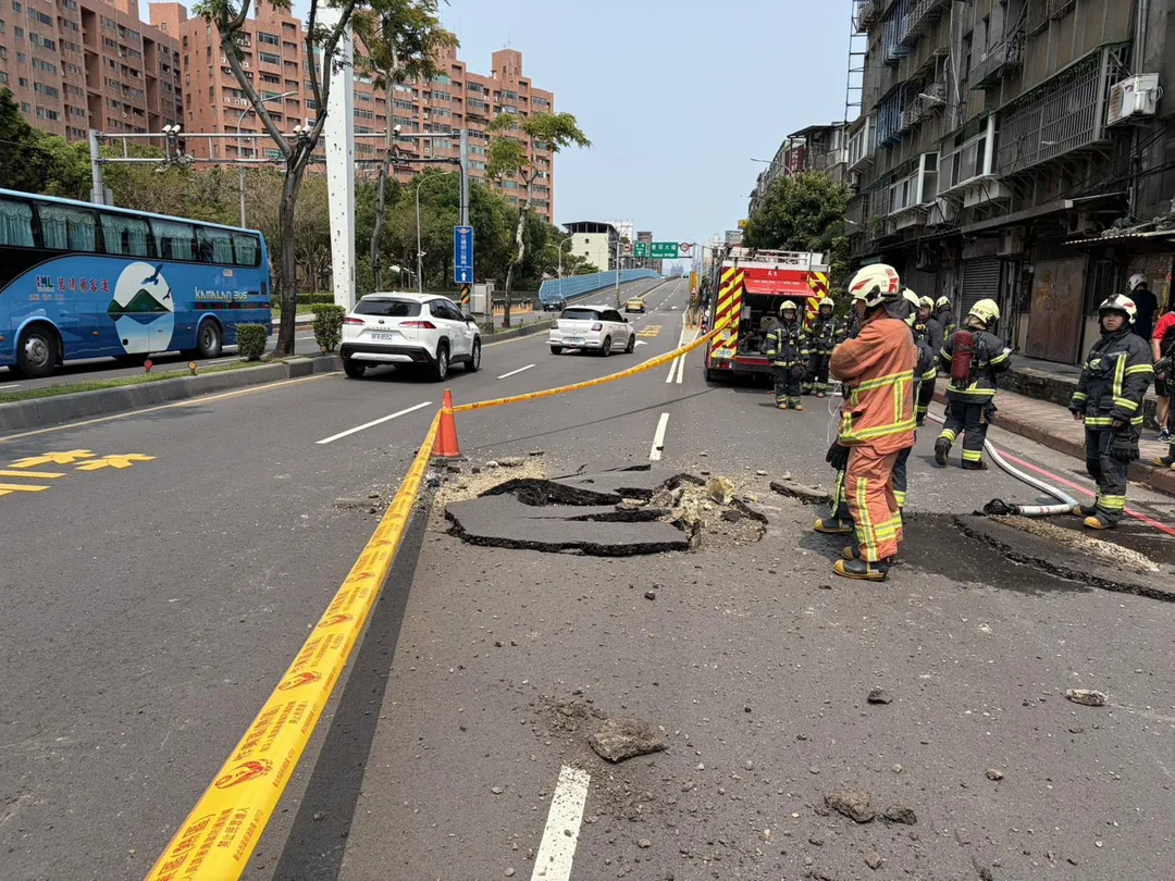新北市板橋區縣民大道一帶14日發生地下電纜事故，不僅導致路面隆起破損，也造成中和區、永和區共4726戶大停電。（圖／翻攝畫面）