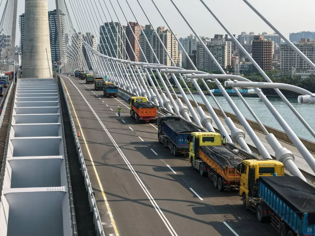 新北市指標工程淡江大橋定於5月12日正式通車，卻因橋面一根景觀燈柱持續劇烈搖晃在社群平台引發熱議。（資料照／交通部提供）
