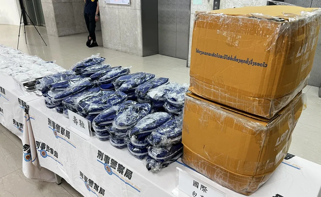 70雙壽鞋夾藏8公斤海洛因。（圖／翻攝畫面）