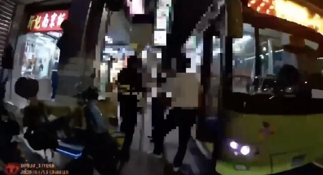 北市中山區一輛公車司機與乘客爆發口角衝突。（圖／翻攝畫面）