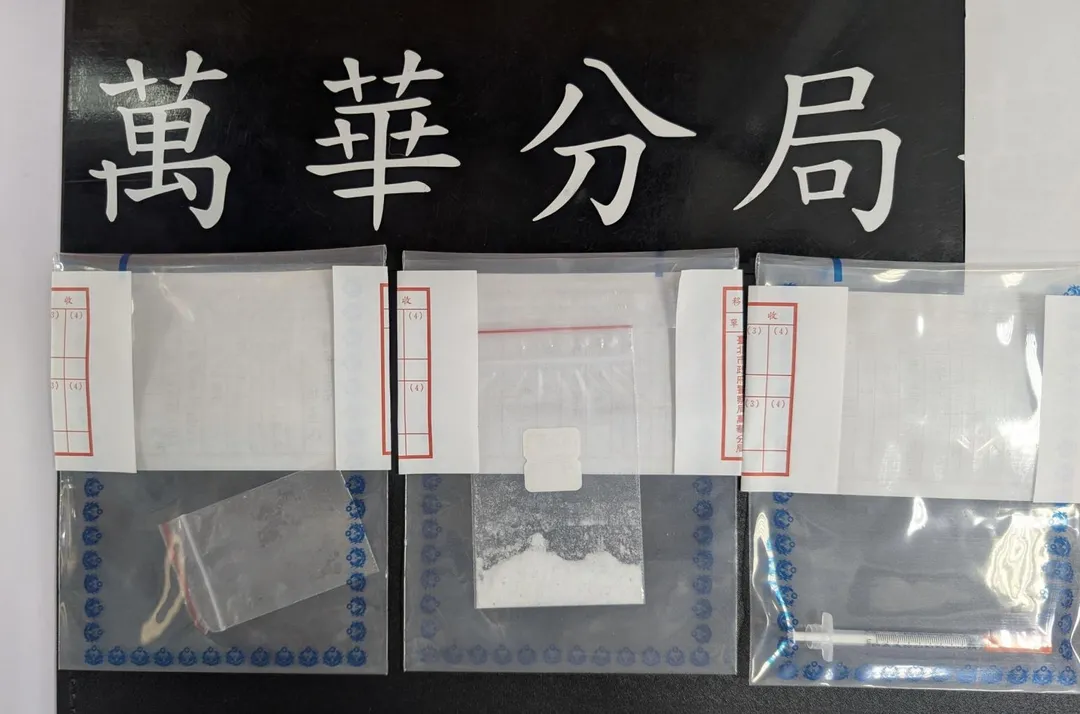 警方查扣海洛因及毒品殘渣等證物。（圖／翻攝畫面）