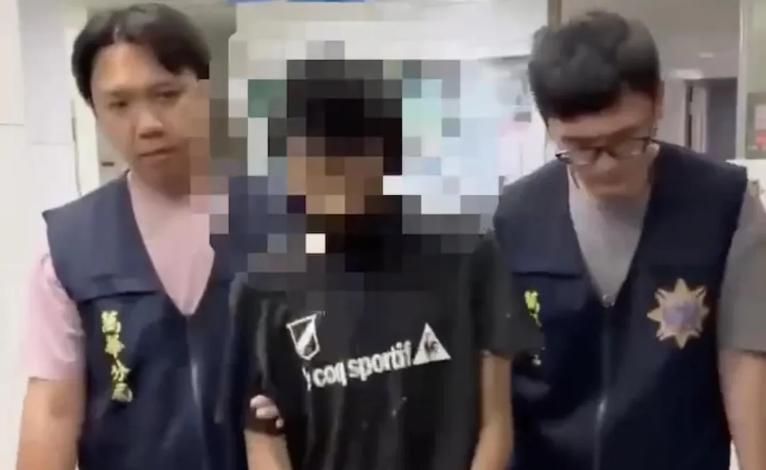 男子疑因吸毒在路邊僵站遭警方查獲送辦。（圖／翻攝畫面）