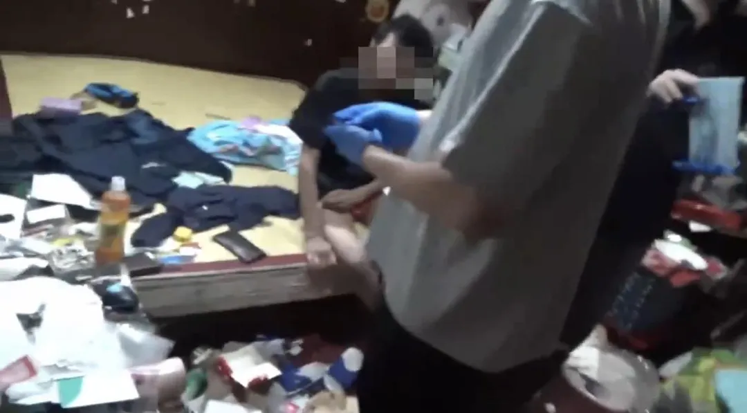 警方今晚緊急到男子家中搜索起獲毒品。（圖／翻攝畫面）