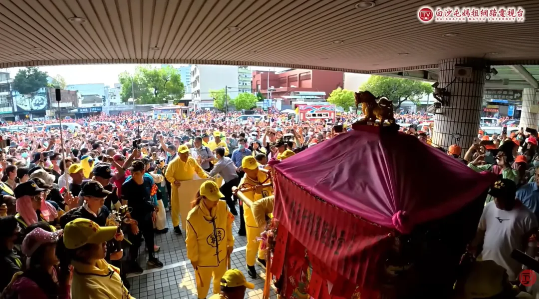 民眾聚集在醫院外面祈福。（圖／翻攝自白沙屯媽祖網路電視台YT）