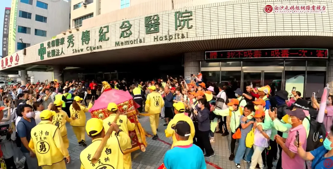 粉紅超跑停駕彰化秀傳醫院。（圖／翻攝自白沙屯媽祖網路電視台YT）