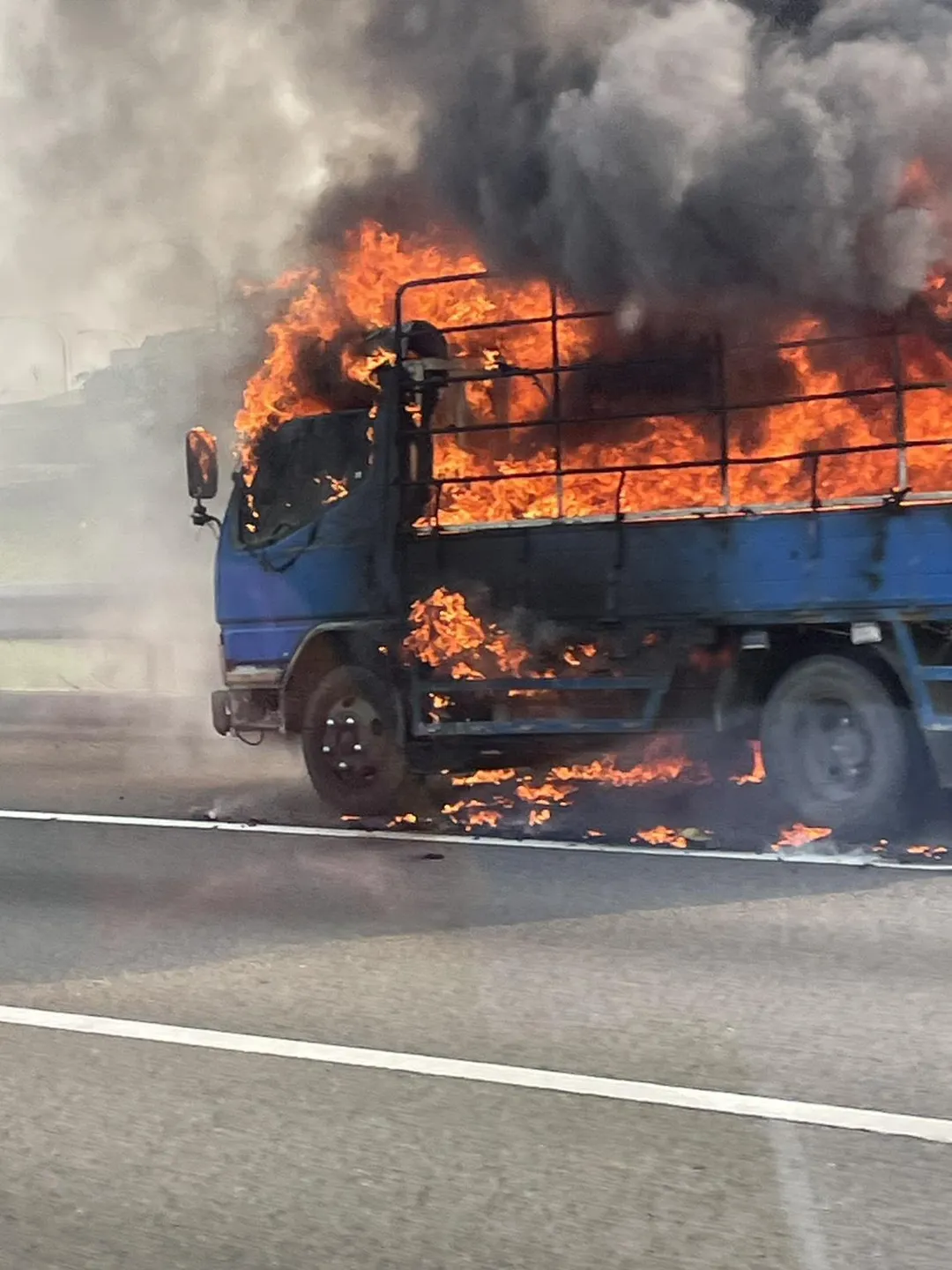 火燒車現場。（圖／台南道路救援張家班群友提供）